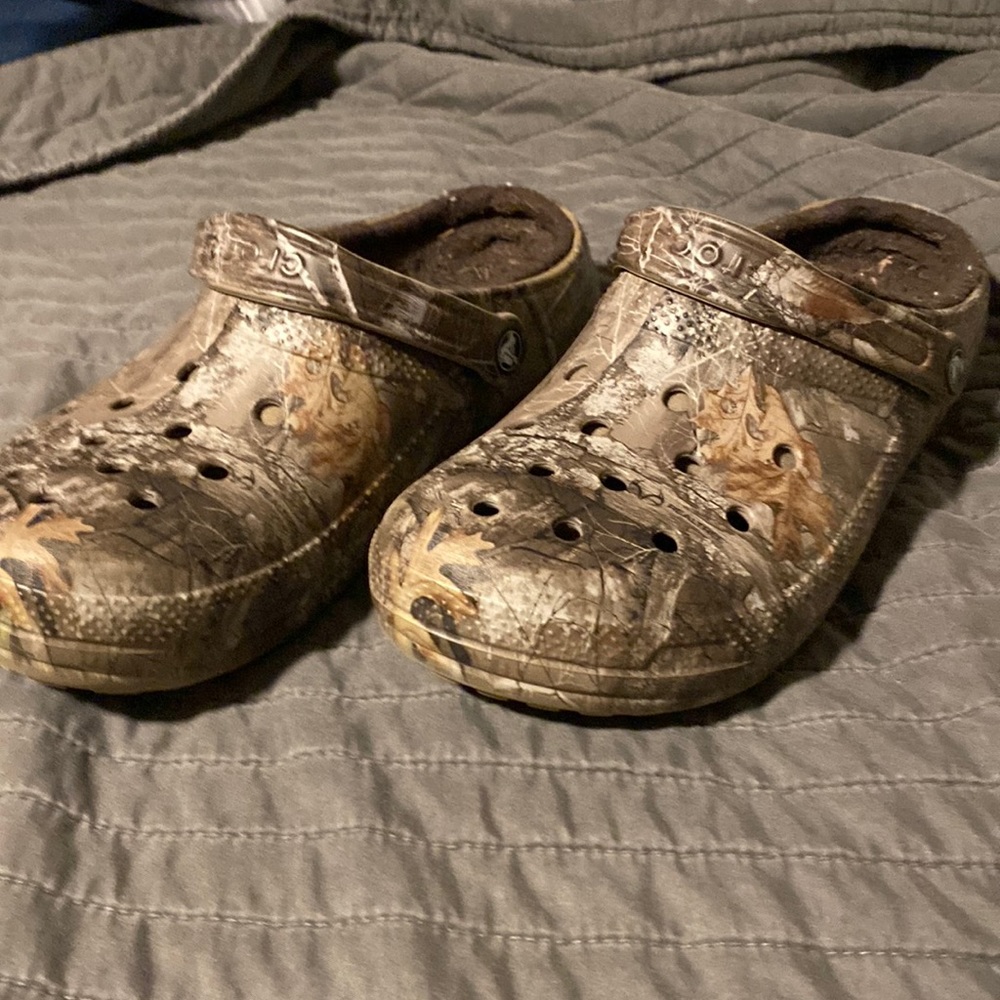 Camo crocs with fluffy lining